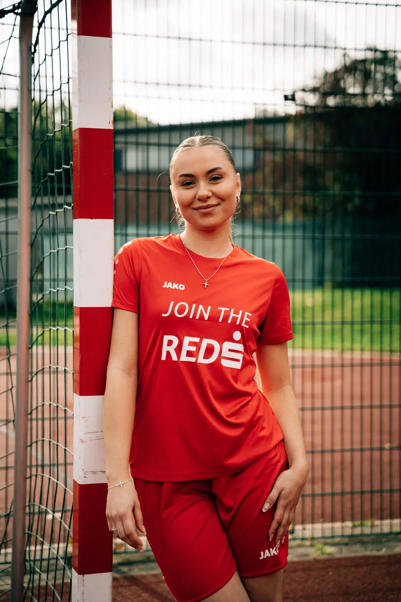 Fussballspielerin Portrait Am Sportplatzzaun Fussballspielerin Portrait Am Sportplatzzaun